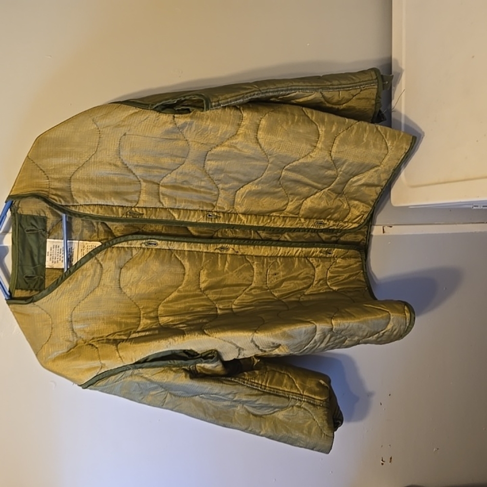 Vintage U.S. Military Men’s Cold Weather Coat Liner Shell Quilted Green Medium